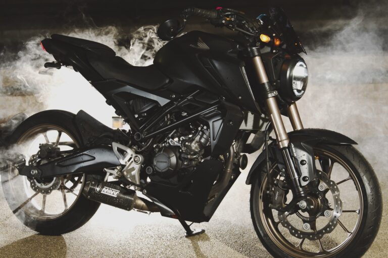 ポータブルフォグマシンを使って撮影したCB125R 背景に関係なくかっこよく演出できる！