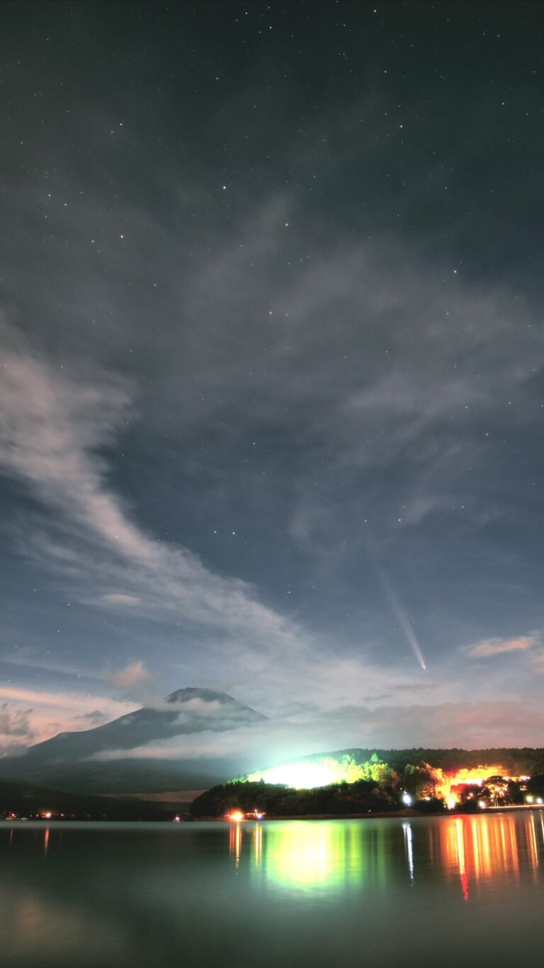 雲が多くて分かりづらいが紫金山アトラス彗星と富士山。
